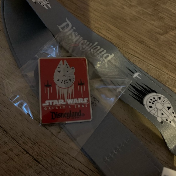 Star Wars Galaxy’s Edge lanyard and pin - Picture 3 of 3
